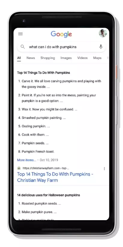 En gif på en mobil som skrollar på Google